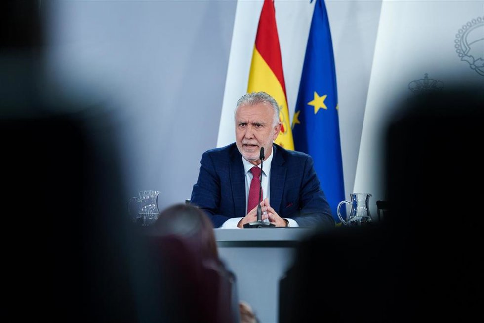 Archivo - El ministro de Política Territorial y Memoria Democrática , Ángel Víctor Torres, durante la rueda de prensa tras el Consejo de Ministros, en el Palacio de La Moncloa, a 25 de noviembre de 2025, en Madrid (España).