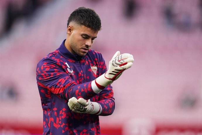 Archivo - El portero español Álvaro Fernández, del Sevilla FC, en un calentamiento antes de enfrentarse al RC Celta. 