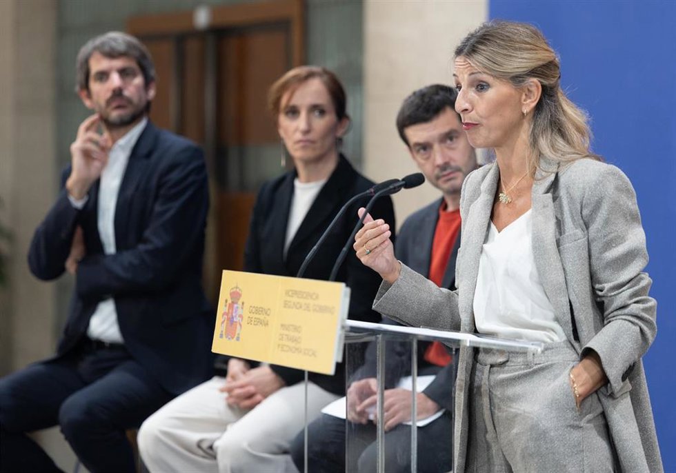Archivo - (I-D) El ministro de Cultura, Ernest Urtasun; la ministra de Sanidad, Mónica García; el ministro de Derechos Sociales, Pablo Bustinduy, y la vicepresidenta segunda, Yolanda Díaz, durante un rueda de prensa, a 13 de octubre de 2025, en Madrid (