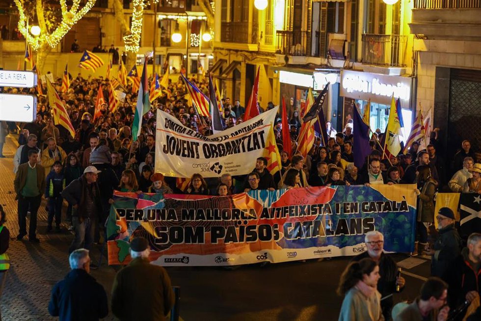 Archivo - Cientos de personas con pancartas y banderas, durante la Diada en Mallorca, a 30 de diciembre de 2023, en Palma de Mallorca, Mallorca, Islas Baleares (España).