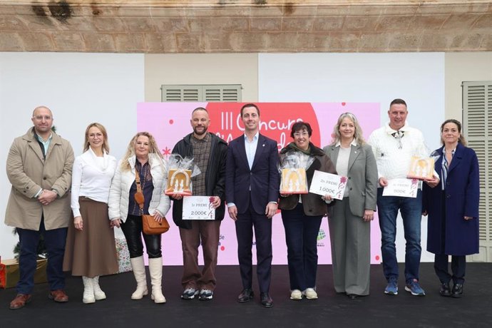 El presidente del Consell de Mallorca, Llorenç Galmés, y la consellera insular de Promoción Económica y Desarrollo Local, Pilar Amate, con los premiados del III Concurso de Escaparates de Navidad de la 'Part Forana'.