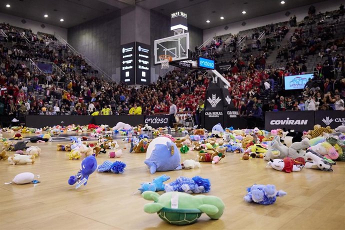 Archivo - Imagen de archivo de una lluvia de peluches de una edición anterior.