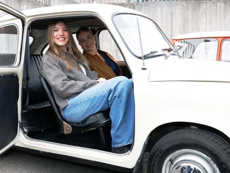 La Princesa Leonor y la infanta Sofía, al volante de la complicidad: las fotos inéditas de la Casa Real