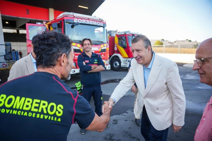 Archivo - El presidente de la Diputación de Sevilla, Javier Fernández, durante la visita al nuevo Parque de Bomberos. A 17 de septiembre de 2025, en Carmona, Sevilla (Andalucía, España).