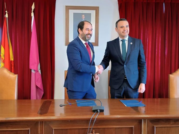 Archivo - Principado y Pravia firman el convenio de cesión de La Azucarera para construir el futuro juzgado