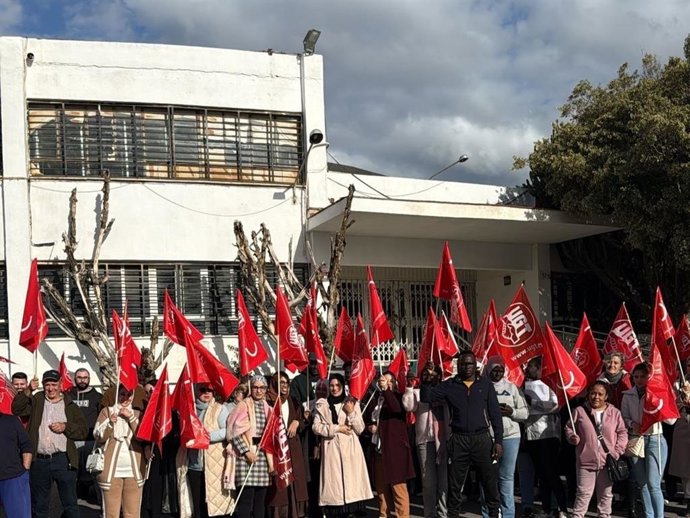 Concentración de los trabajadores frente a la sede de la empresa en El Ejido (Almería).