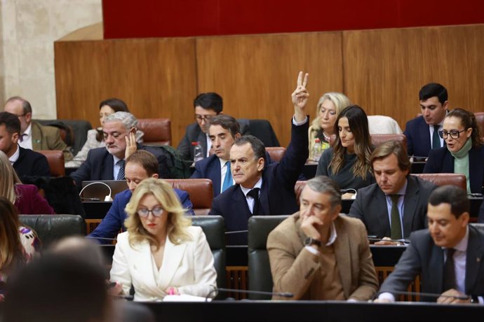 Imagen de archivo de los escaños del Grupo Popular con su portavoz adjunto, Pablo Venzal, indicando con sus dedos el sentido del voto. 
