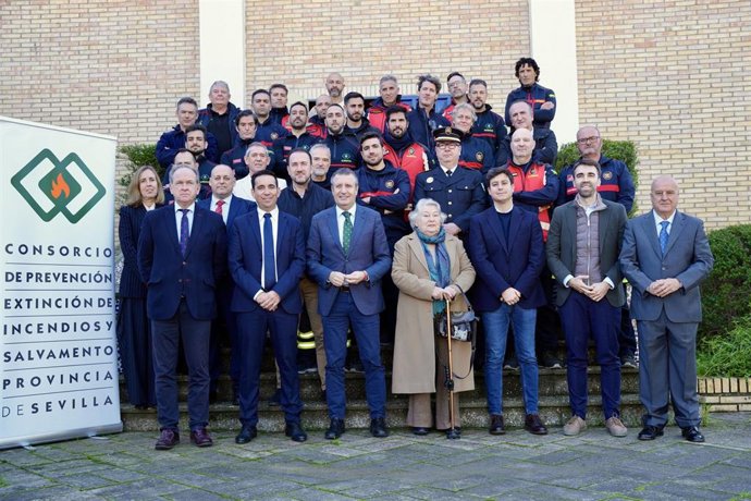 Javier Fernández, en el centro, en la entrega de premios del Consorcio Provincial de Bomberos.