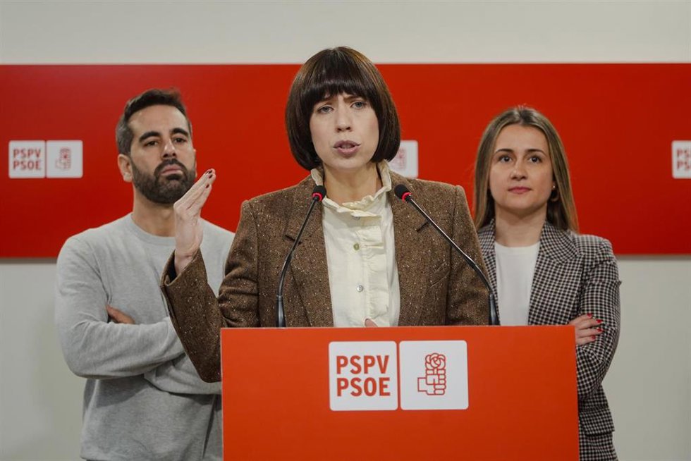 La secretaria general del PSPV-PSOE y ministra de Ciencia, Innovación y Universidades, Diana Morant (c), comparece en la sede PSPV-PSOE, a 29 de diciembre de 2025, en Valencia