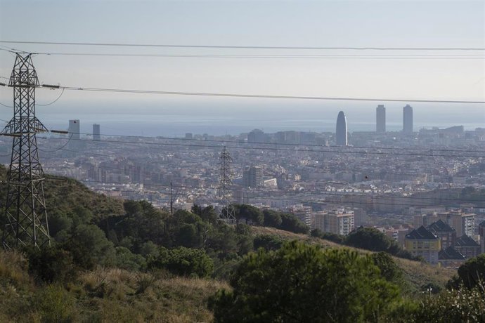 Vista de la ciudad de Barcelona desde el Parque de Collserola, a 1 de diciembre de 2025, en Barcelona, Catalunya (España).