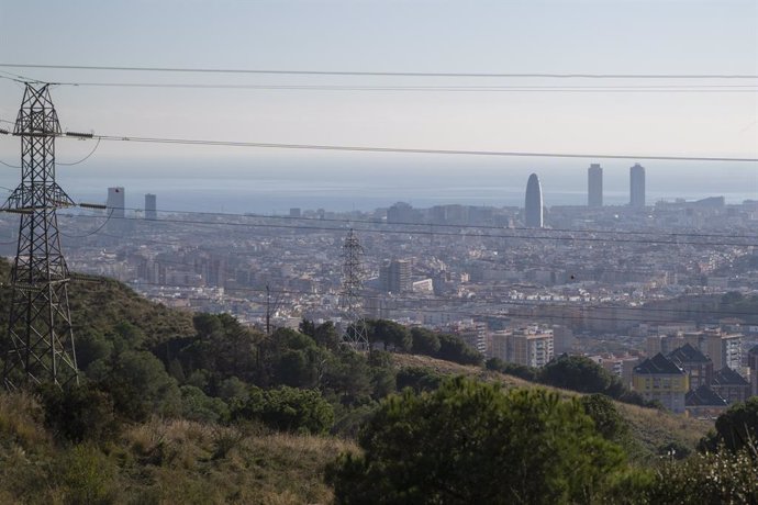 Vista de la ciudad de Barcelona desde el Parque de Collserola, a 1 de diciembre de 2025, en Barcelona, Catalunya (España).