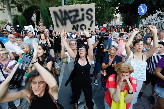 Archivo - Varias personas durante una concentración antirracista, 