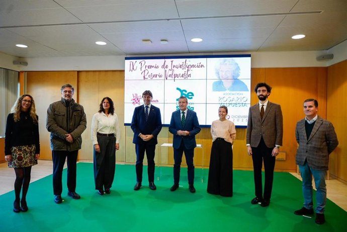 El presidente de la Diputación, en el centro, junto al rector de la UPO y la presidenta de la asociación Rosario Valpuesta, en el acto de entrega del premio de investigación que lleva el nombre de la exrectora de la Olavide.