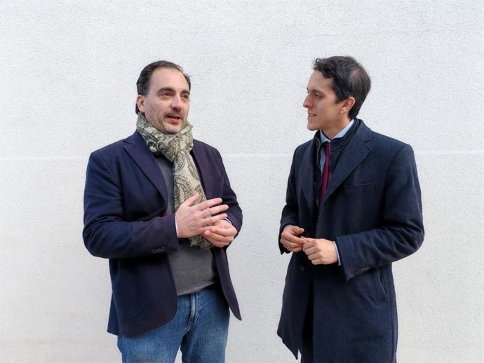 Luis García (dcha) junto al gerente del Imefe, Jose María Mesbailer