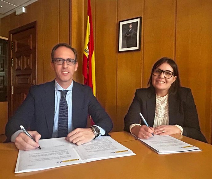 El alcalde de Pozoblanco, Santiago Cabello, y la jefa provincial de Tráfico en Córdoba, Piedad Sánchez, firman el acuerdo.