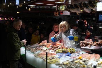 Compras navideñas de última hora, en el Mercado de la Boquería, en una imagen de archivo.