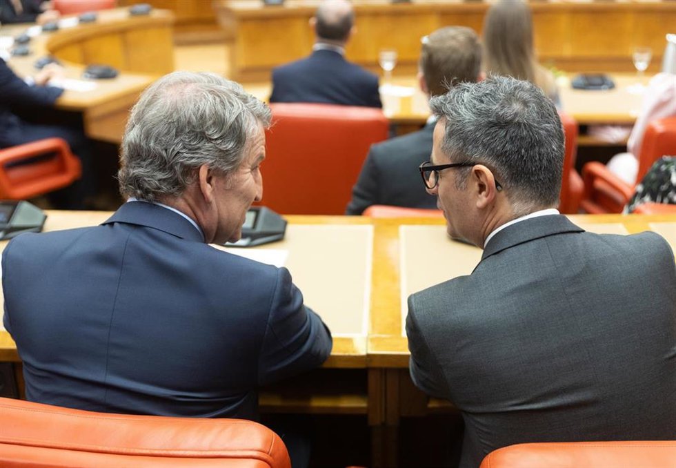 Archivo - (I-D) El presidente del Partido Popular, Alberto Núñez Feijóo, y el ministro de la Presidencia, Justicia y Relaciones con las Cortes, Félix Bolaños, durante el acto 50 años después: la Corona en el tránsito a la democracia, a 21 de noviembre