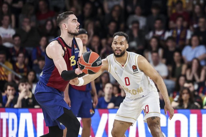 Archivo - Los jugadores Tomas Satoransky y Elie Okobo durante el último Barça-Mónaco