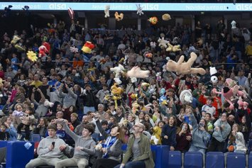 Lluvia de Peluches en el Movistar Arena, en Madrid, el 28 de diciembre de 2025. JUAN JOSÉ MARTÍNEZ