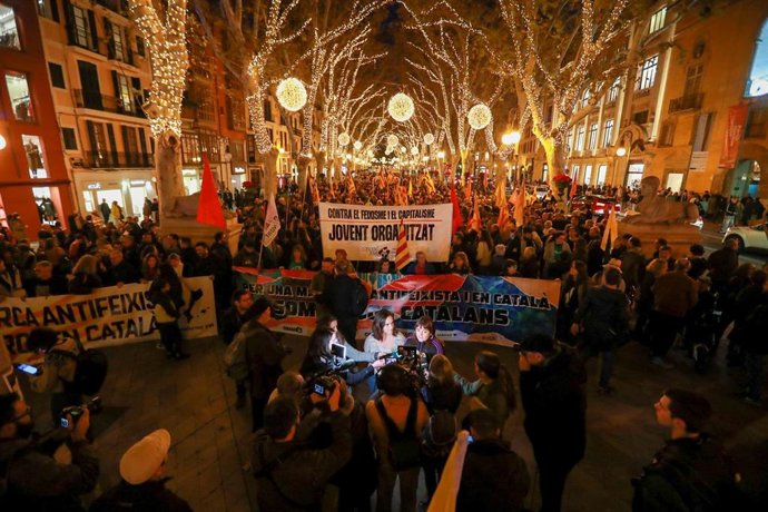 Archivo - Cientos de personas durante la Diada en Mallorca, a 30 de diciembre de 2023, en Palma de Mallorca, Mallorca, Islas Baleares (España). 