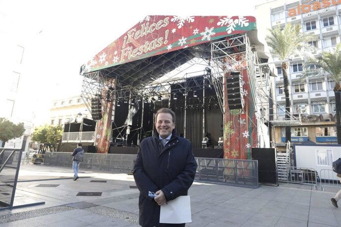 El delegado de Fiestas y Tradiciones del Ayuntamiento de Córdoba, Julián Urbano, presenta las actividades que llenan la Plaza de las Tendillas para despedir el año 2025.
