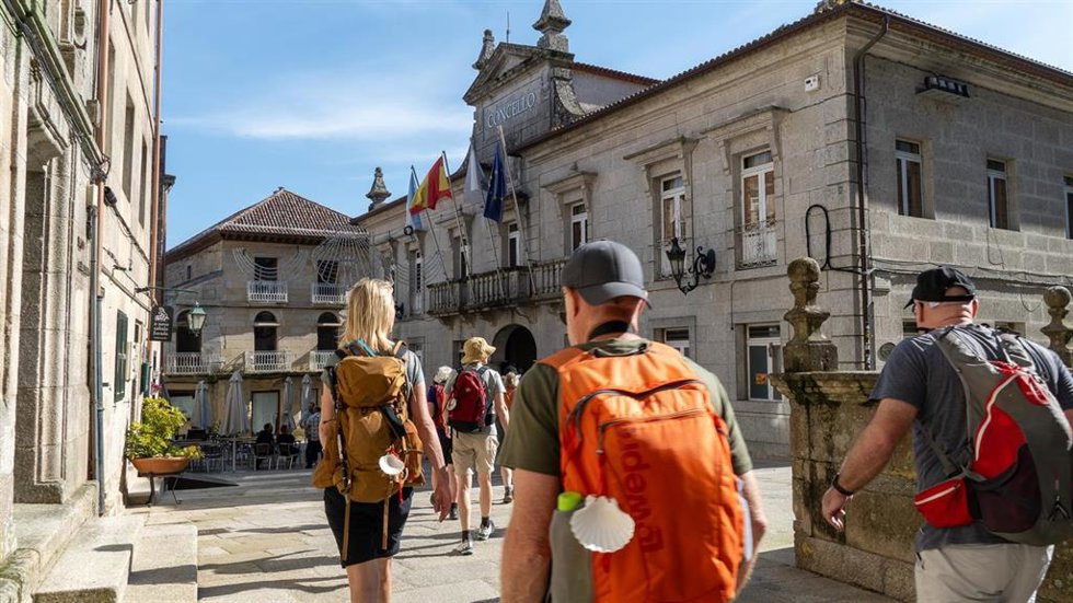 Archivo - Peregrinos realizando el Camino de Santiago.