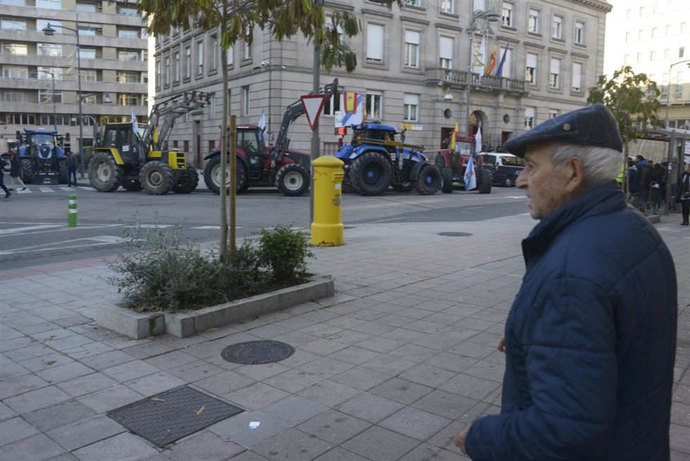 Tractora en Ourense ante la Subdelegación del Gobierno, a 29 de diciembre de 2025