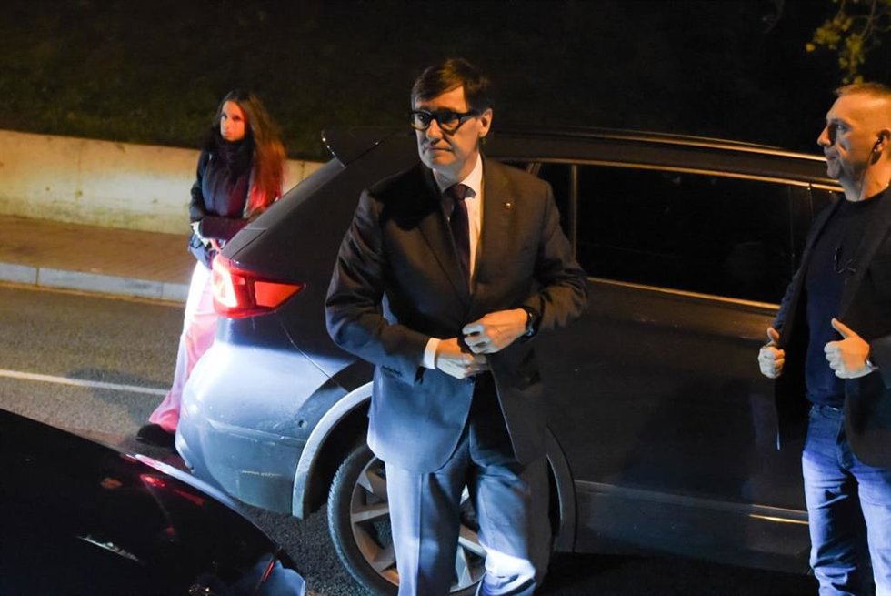 El presidente de la Generalitat, Salvador Illa, asiste a la capilla ardiente del empresario Carles Vilarrubí