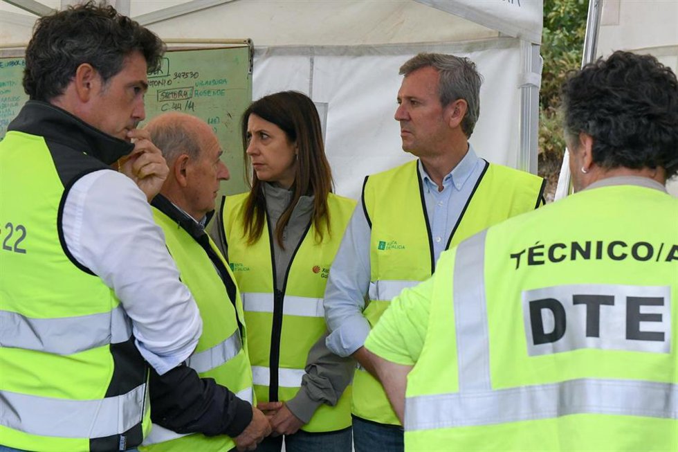 Archivo - El presidente de la Xunta, Alfonso Rueda, acompañado de la conselleira do Medio Rural, María José Gómez, en el puesto de mando avanzado de Ferreira de Pantón (Lugo) .
