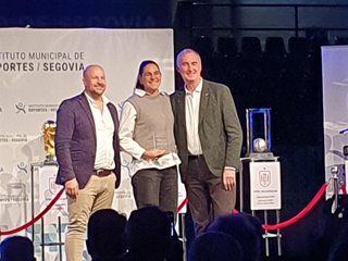 El concejal de Deportes, Jesús Garrido (izda), la portera internacional de fútbol sala Estela Roderao, y el alcalde Mazarías