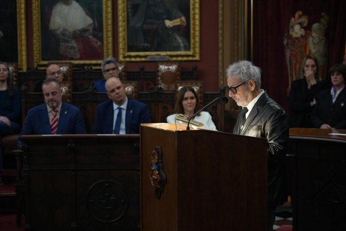 El artista Pep Llambías durante su lectura del pregón de la Festa de l'Estendard 2025.