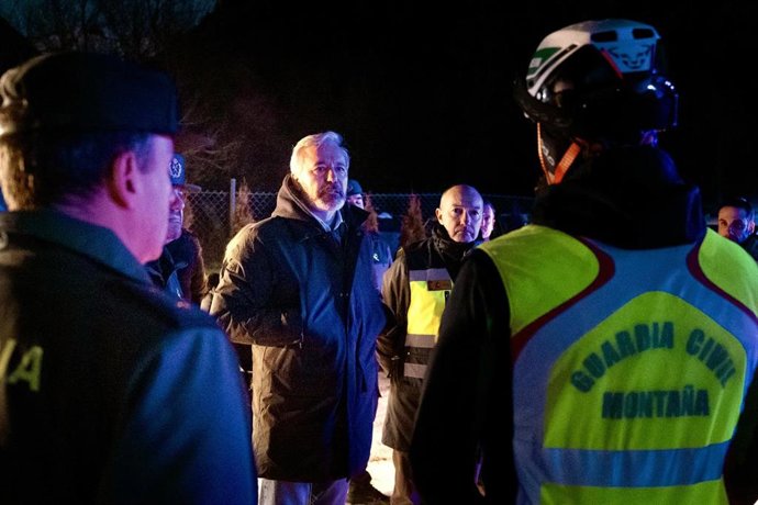 El presidente del Gobierno de Aragón, Jorge Azcón, y el delegado del Gobierno en Aragón, Fernando Beltrán Blázquez, junto a efectivos de la Guardia Civil de montaña.