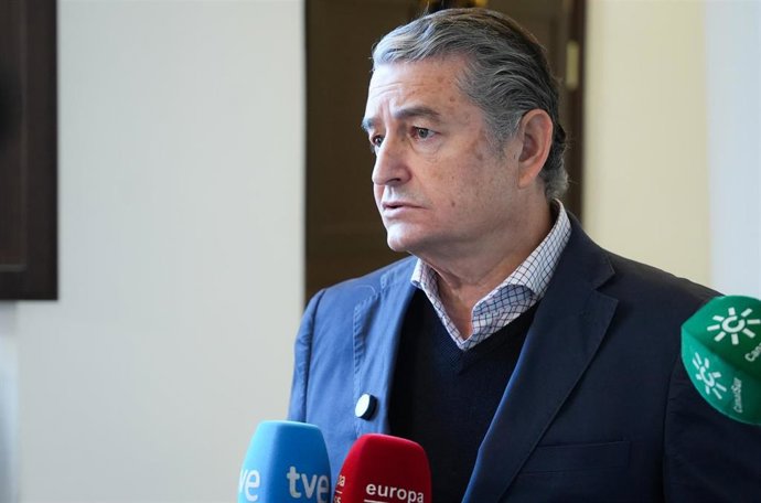 El consejero de Sanidad, Presidencia y Emergencias de la Junta de Andalucía, Antonio Sanz informa en una atención a medios sobre novedades en el Plan de Atención a Personas afectadas por Enfermedades Raras. 