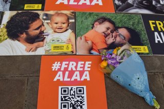 Archivo - June 3, 2025, London, England, United Kingdom: Supporters continue their vigil for Laila Soueif outside St Thomas' Hospital. The mother of the British-Egyptian human rights activist Alaa Abd el Fattah, who is imprisoned in Egypt, was hospitalise