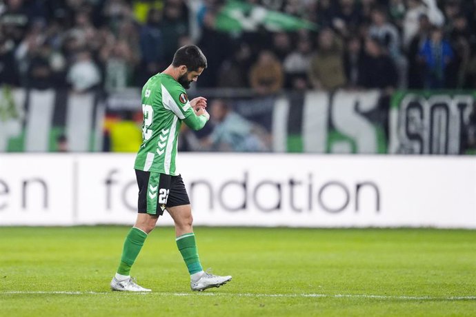 Archivo - Francisco 'Isco' Alarcon of Real Betis get injured during the UEFA Europa League, football match played between Real Betis and FC Utrecht at La Cartuja stadium on November 27, 2025, in Sevilla, Spain.