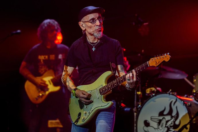 El grupo musical Fito & Fitipaldis durante su concierto en el Movistar Arena, a 29 de diciembre de 2025, en Madrid (España). Fito y Fitipaldis regresan al Movistar Arena de Madrid más de dos años después, dentro de su gira ‘Aullidos Tour’, en la que combi