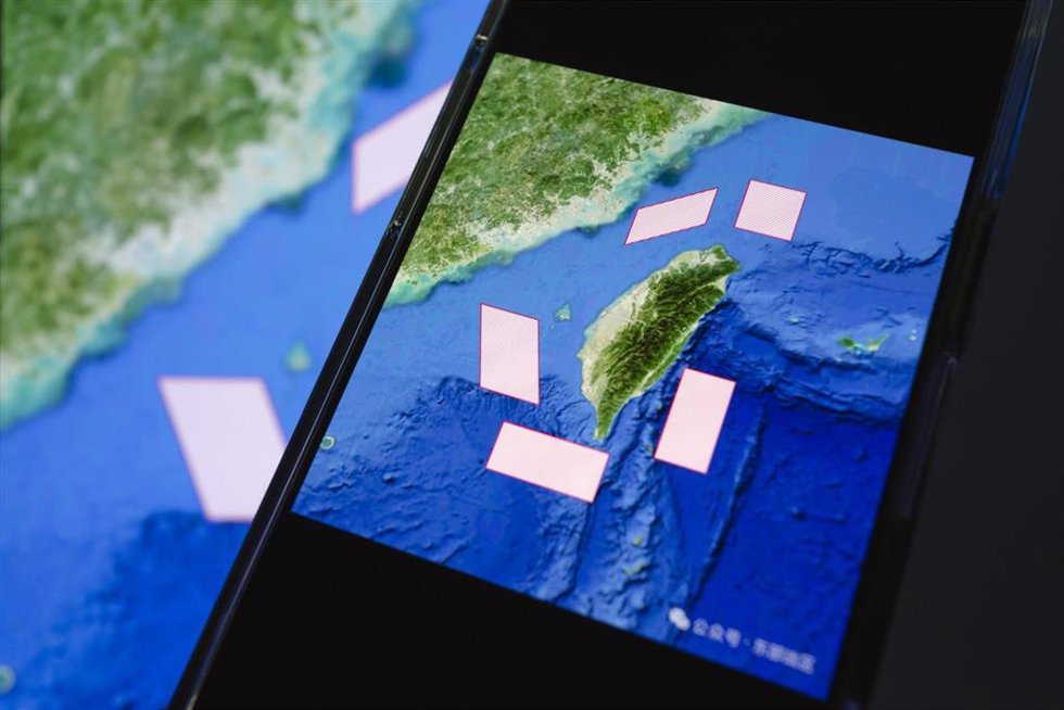 Un mapa ilustrativo publicado por el Comando de Operaciones Oriental de China muestra en un teléfono la ubicación de los ejercicios militares anunciados cerca de Taiwán