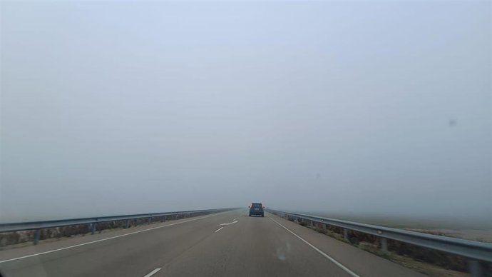 Imagen de archivo de una carretera aragonesa en un día de niebla.