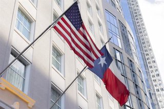 Archivo - Banderas de Estados Unidos y del estado de Texas