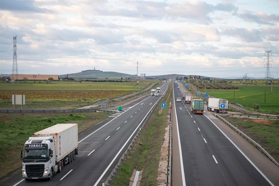 Archivo - Varios camiones circulan cerca de una gasolinera situada en el eje Manzanares-Valdepeñas de la autopista A4.