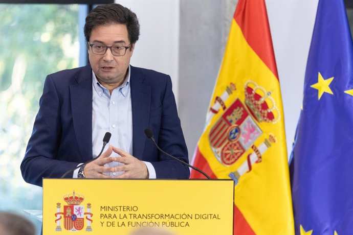 Archivo - El ministro para la Transformación Digital y de la Función Pública, Óscar López, durante la firma con los sindicatos del acuerdo alcanzado para la mejora de las condiciones laborales y salariales de los empleados públicos, a 27 de noviembre de 2