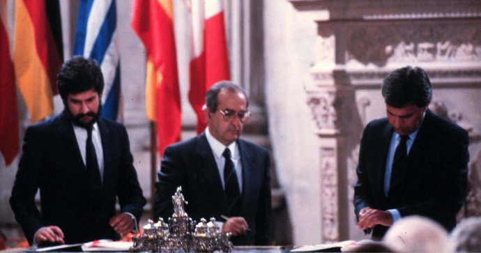 Felipe González firma el Trarado de Adhesión de España a las Comunidades Europeas, actual Unión Europea