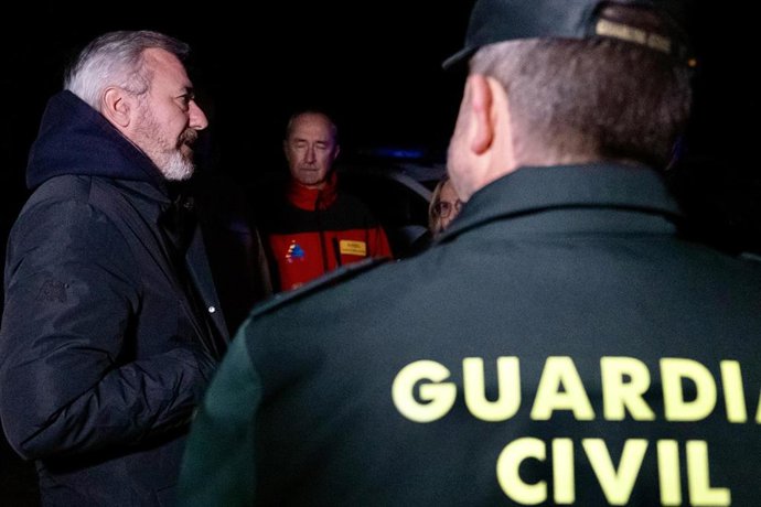 El presidente del Gobierno de Aragón, Jorge Azcón, con agentes de la Guardia Civil en la zona del rescate tras el alud en el balneario de Panticosa (Huesca)