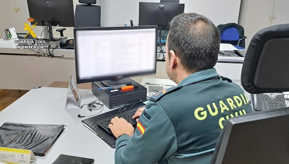 Un Guardia Civil durante la investigación.