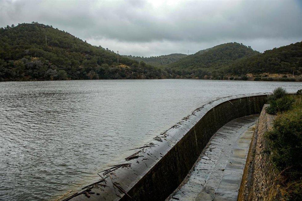 Archivo - Vista del embalse de Foix, en una imagen de archivo