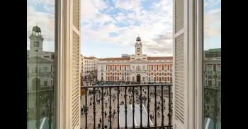 ¿Te atreves a despertar en el epicentro de Madrid, con el reloj de la Puerta del Sol como despertador?