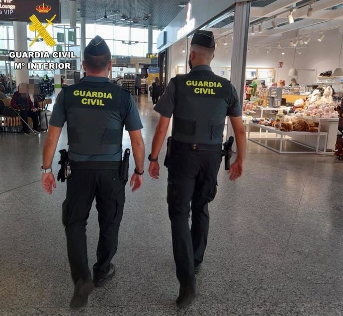 Archivo - Agentes de la Guardia Civil en el aeropuerto de Santiago de Compostela.