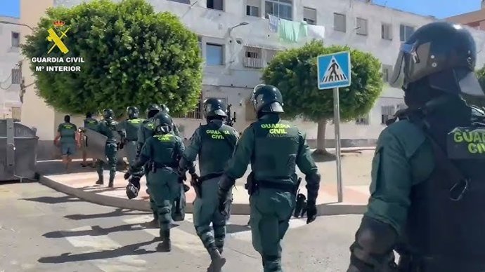 Agentes de la Guardia Civil en Las 200 Viviendas de Roquetas de Mar (Almería).