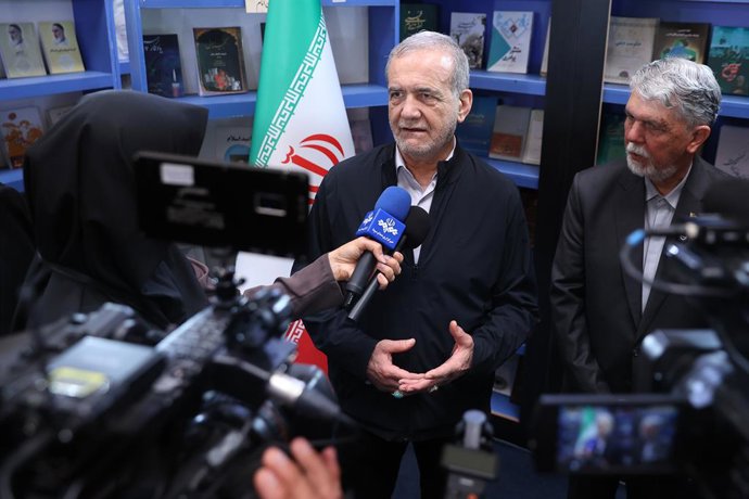 Archivo - Arquivo - 16 de maio de 2025, Teerã, Teerã, Irã, República Islâmica do: O presidente iraniano Massoud Pezeshkian visita a 36ª Feira Internacional do Livro de Teerã, Teerã, Irã, em 16 de maio de 2025