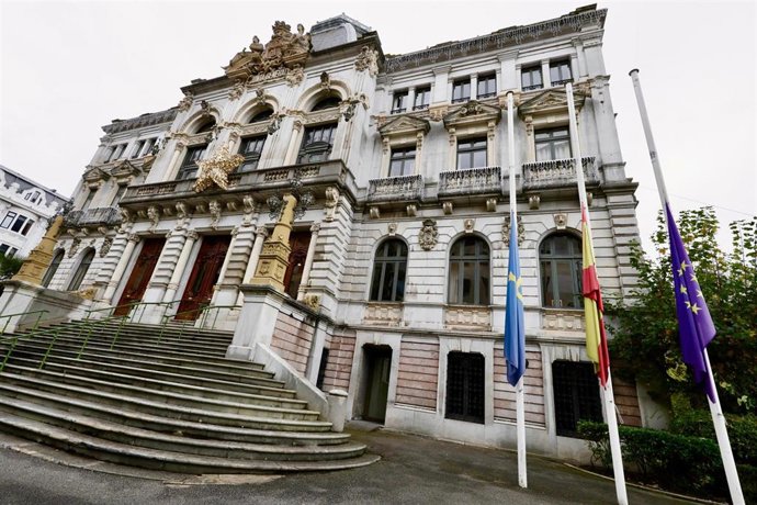 Archivo - Las banderas de la Junta General ondean a media asta en señal de duelo por los  mineros fallecidos en Cangas del Narcea.